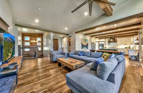 Montgomery Estates Cabin | PeakView: Luxury 6br, Hot Tub, Game Room, Theater, Sir Conditioning, Bar, Near Lake and Heavenly