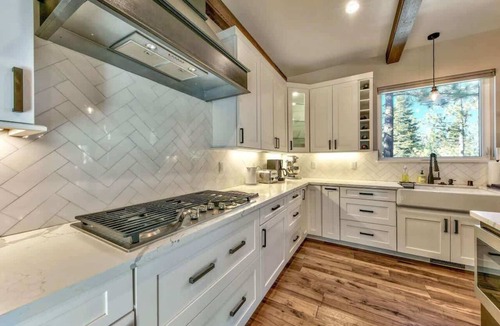 Montgomery Estates Cabin | PeakView: Luxury 6br, Hot Tub, Game Room, Theater, Sir Conditioning, Bar, Near Lake and Heavenly