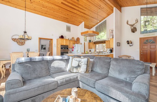 Arnold Cabin | PEBBLE BEACH CLUB - ACCESS TO SNOWFLAKE LODGE REC