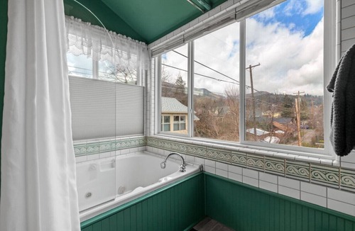 Historic Railroad District Bed & Breakfast | Peerless Hotel Honeymoon Suite 7 + Signature Rm. 6