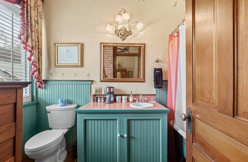 Historic Railroad District Bed & Breakfast | Peerless Hotel Honeymoon Suite 7 + Signature Rm. 6