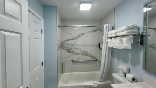 Munras Avenue Hotel | Pelican Inn