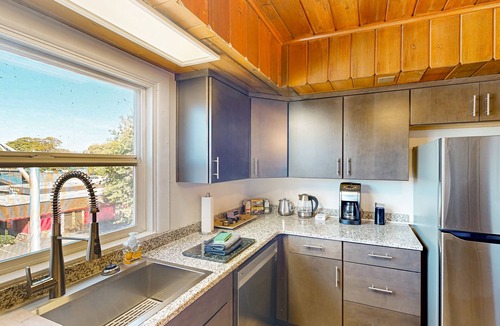 West Eugene Apartment | Penthouse apartment with private patio, grill, WiFi, workspace, shared W/D