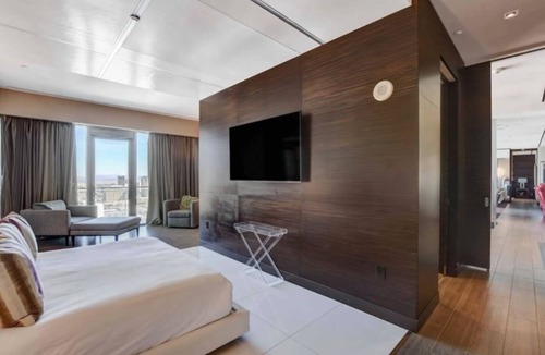 Las Vegas Condo | Penthouse at the Palm Place/Ski View of the Las Vegas strip/Jacuzzi