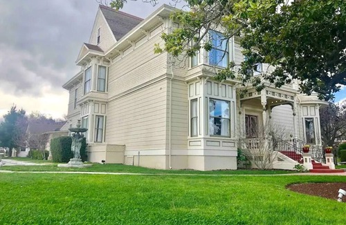 Salinas House | Penthouse King Suite Private Floor Monterey