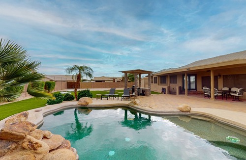 Starlight Estates House | Peoria Paradise: Poolside Vibes & Family Good Times. Spacious Backyard with Pool