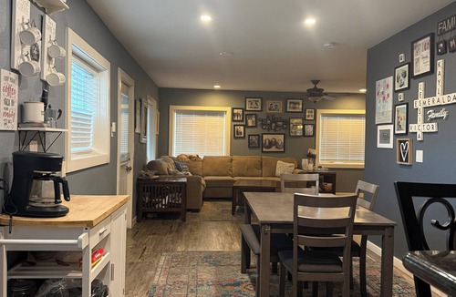 Bishop House | Perfect Bishop Getaway 1 Bed, Shared Bath! North