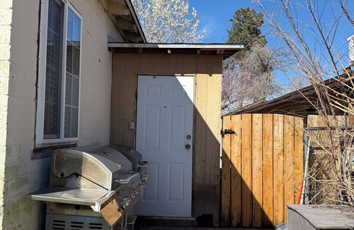 Bishop House | Perfect Bishop Getaway 1 Bed, Shared Bath! North