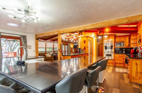 Oakhurst House | Perfect for Family Gatherings: Lakeside Beauty - 6bdrm with Pool & Spa