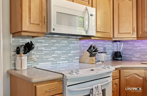 Mesquite House | Perfectly refined home w/large balcony, overlooking lake and palms.