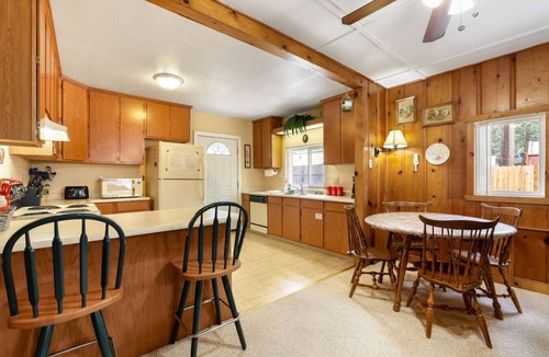 Bijou Pines Cabin | Pet-Friendly 2BR Cabin | Near Beach | Fenced Yard!