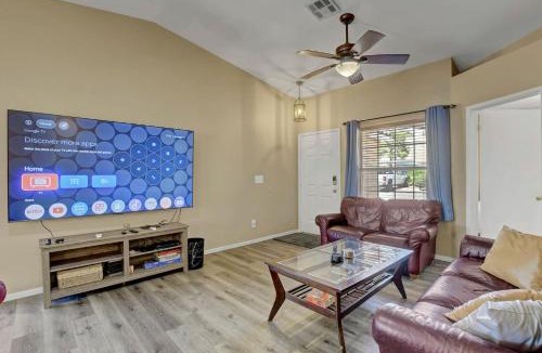 Paradise House | Pet-Friendly 4BR Vegas Vacation Renta Sleeps 8 Families, Groups Welcome!