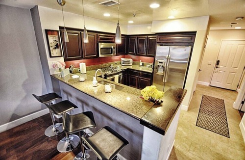 Crown Point Condo | Pet-friendly, across to beach plus a/c and parking