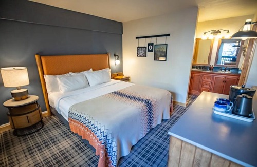 Mammoth Lakes Hotel | Pet-Friendly Alpine Escape with Kitchen Near Trails & Mammoth Mountain! 2 Units