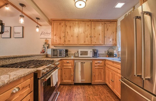 Shaver Lake Condo | Pet Friendly Condo w/Hot Tub in Shaver Lake