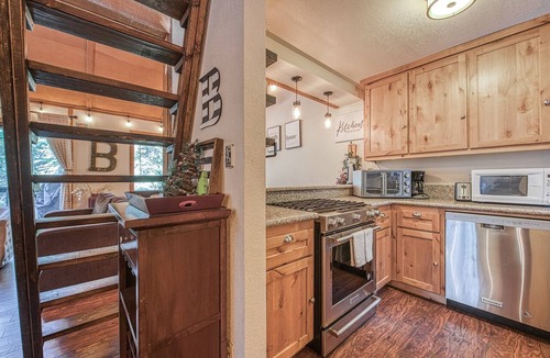 Shaver Lake Condo | Pet Friendly Condo w/Hot Tub in Shaver Lake