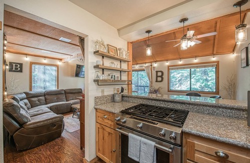Shaver Lake Condo | Pet Friendly Condo w/Hot Tub in Shaver Lake