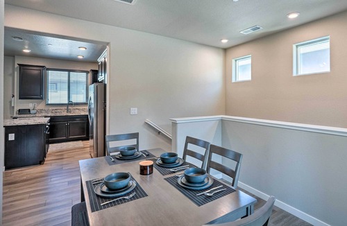 Hood House | Pet-Friendly Elk Grove Retreat w/Balcony!