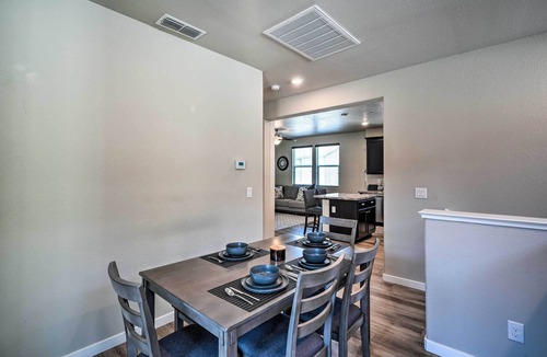 Hood House | Pet-Friendly Elk Grove Retreat w/Balcony!
