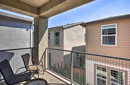 Hood House | Pet-Friendly Elk Grove Retreat w/Balcony!