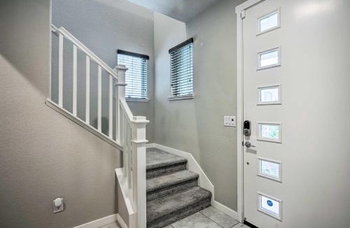Hood House | Pet-Friendly Elk Grove Retreat w/Balcony!