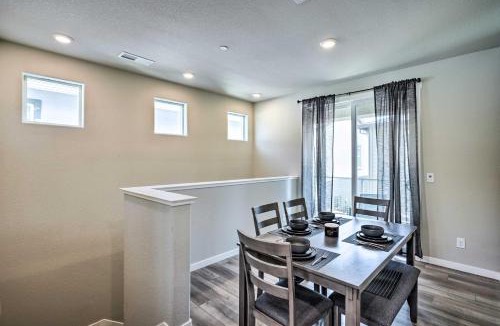 Hood House | Pet-Friendly Elk Grove Retreat w/Balcony!