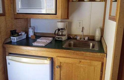 Meadview Cabin | Pet Friendly Glamping Cabin, Ideal to Discover Lake Mead National Recreation Area