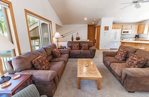 Sunriver House | Pet Friendly, hot tub, Mt Bachelor views, new carpet, AC.