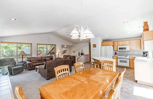 Sunriver House | Pet Friendly, hot tub, Mt Bachelor views, new carpet, AC.