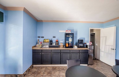Barstow Hotel | Pet-Friendly Junior Room Queen Bed w/Retro Atmosphere - Enjoy 66 Route Charm