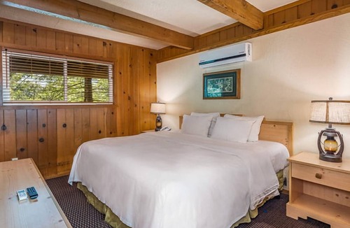 Bass Lake Hotel | Pet-Friendly Mountain Retreat by Bass Lake near Yosemite