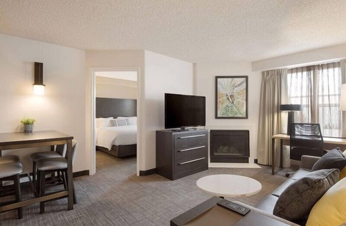 Reno/Tahoe Airport Hotel | Pet-friendly Property! With Free Breakfast, Onsite Sports Court, Pool!