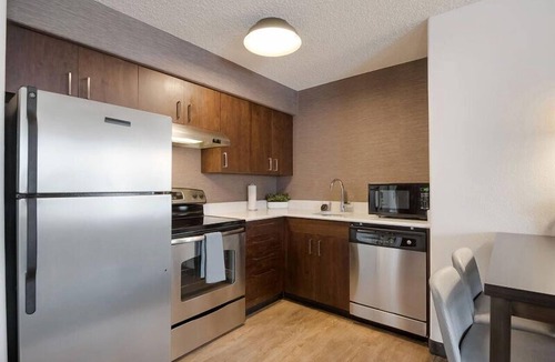 Reno/Tahoe Airport Hotel | Pet-friendly Property! With Free Breakfast, Onsite Sports Court, Pool!