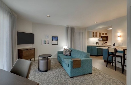 Sunnyvale Hotel | Pet Friendly Queen Suite, Pool and Gym Access! Near Shoreline Amphitheatre