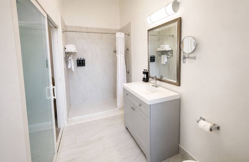 Little Italy Hotel | Pet-Friendly Stay in Little Italy – Perfect for City Adventures | 4 Units