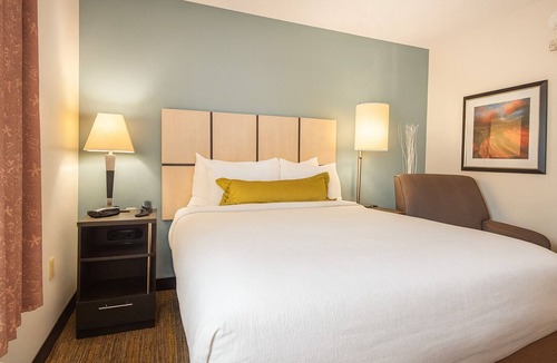 Anaheim Resort Hotel | Pet-Friendly Studio Near Disneyland w/Full Kitchen & BBQ Access
