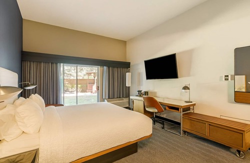 Pleasant Hill Hotel | Pet Friendly Suites Close to The Mission District & Downtown! w/Self Parking!