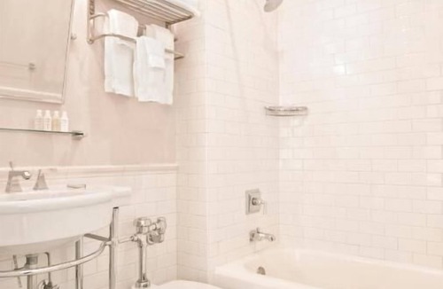Goose Hollow Hotel | Pet Friendly Unit Close to Portland Art Museum - 0.5 mi | Parking Onsite