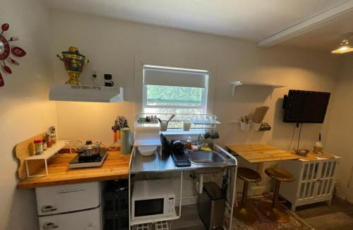 Bodfish House | Petite Guesthouse with Kitchenette and Private Bathroom