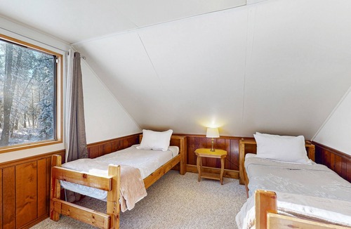 Pla-Vada Woodlands Cabin | Picturesque cabin with wood stove, deck, board games, & W/D - dog-friendly