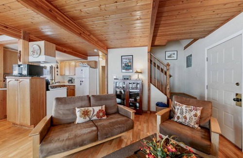 Black Bart Ski Chalet | Pine Cone Cabin Minutes to Heavenly or the Lake, 2 bedrooms plus Bonus Room