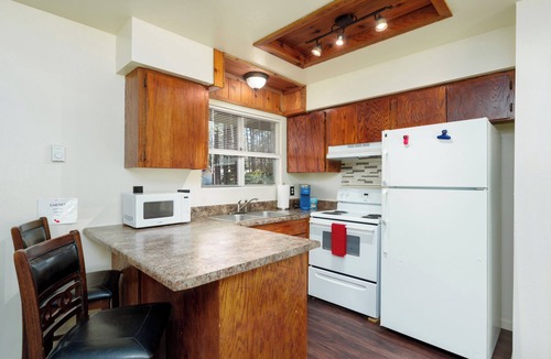 Lakeside Apartment | Pine Dawn Retreat - Unit C - Peaceful 1-BDRM Apartment in Lakeside w/WiFi & Deck