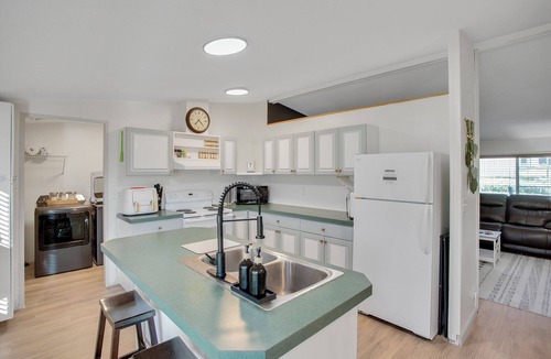 Pine Hollow House | Pine Haven Cozy Lake Escape King Suite Fire Pit Fast Wi-Fi