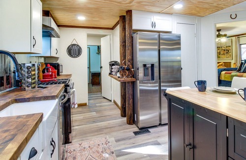 Pinetop Cottage | Pinetop-lakeside Cabin Rental: Porch & Fire Pit!