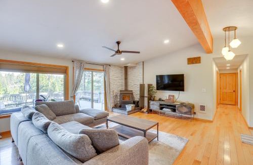 Deschutes River Woods House | Ping-Pong & Private Hot Tub: Family Cabin in Bend!