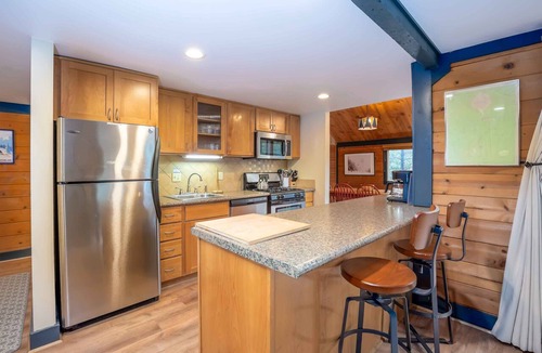 Overlook Park Condo | POLE06 - Classic Cabin, Dog Friendly, Hot Tub, Sleeps 8