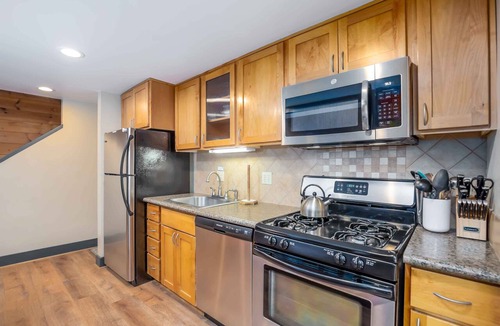 Overlook Park Condo | POLE06 - Classic Cabin, Dog Friendly, Hot Tub, Sleeps 8