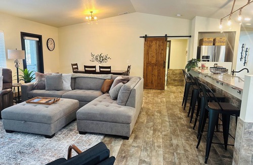 Oregon Water Wonderland House | Ponderosa Ranch-Near Mt Bachelor & Sunriver-Great for waterway access. Hot Tub