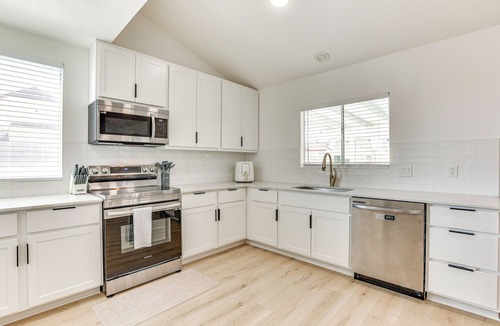 Overland Trail House | Pool, Basketball + BBQ! Glendale Group Getaway