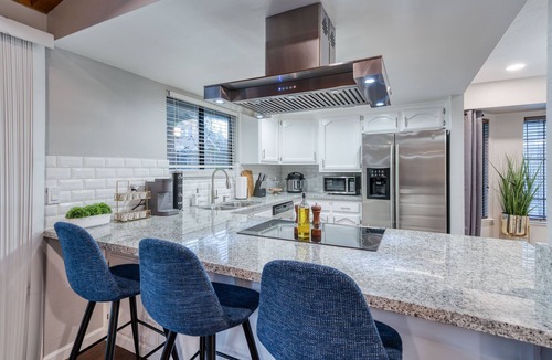 Raisin House | Pool| Game Room|3/2|Sleeps 10:Class Act in Fresno!